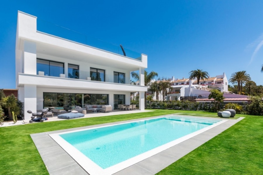 5 bed Marbella Villa for sale in Cabopino